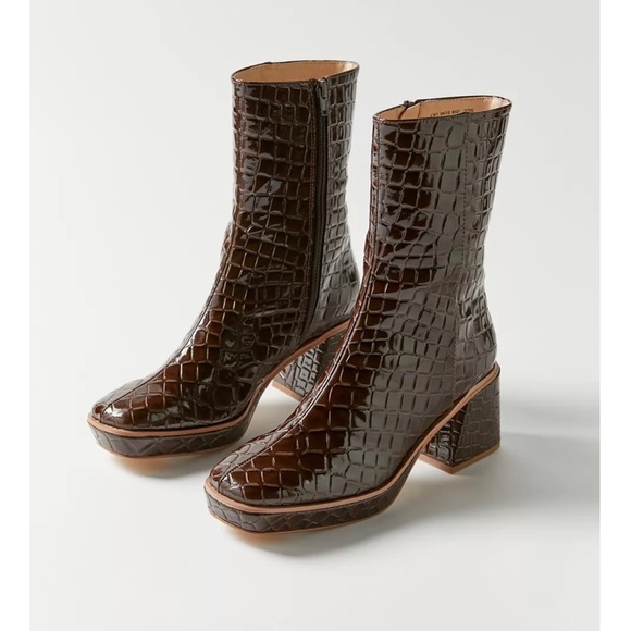 Urban Outfitters UO Bella boot - size US 7 - vegan leather - Picture 4 of 4